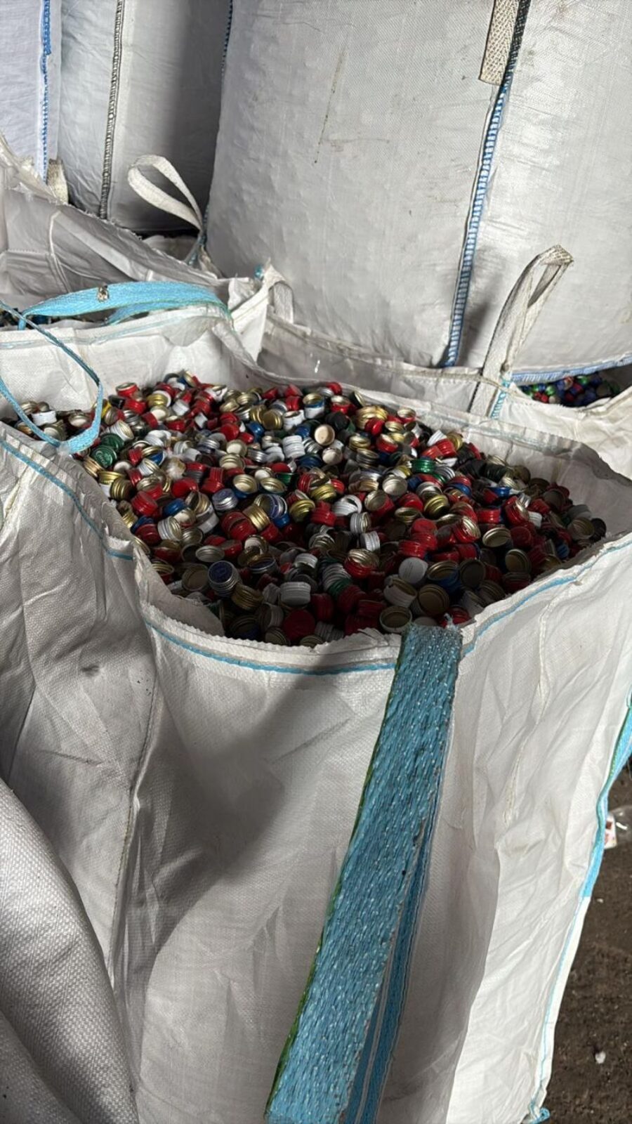 Aluminium closures — bulk bag lot.